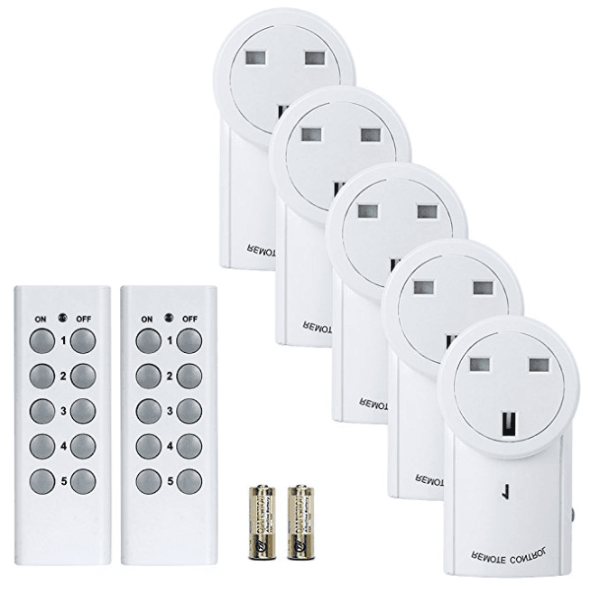 Five RF-controlled wall sockets with two remote controls and batteries
